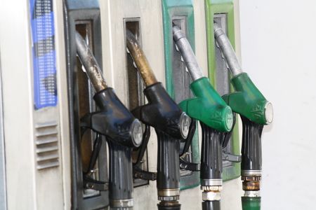 Surtidores de combustible en una gasolinera.