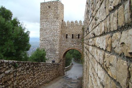 1 Arco de entrada al recinto del Castillo de Jén | Source | Author Pe