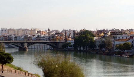1 El barrio de Triana, en Sevilla (España), con el río Guadalquivir