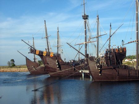 1 Réplica de los tres barcos que participaron en el primer viaje de C