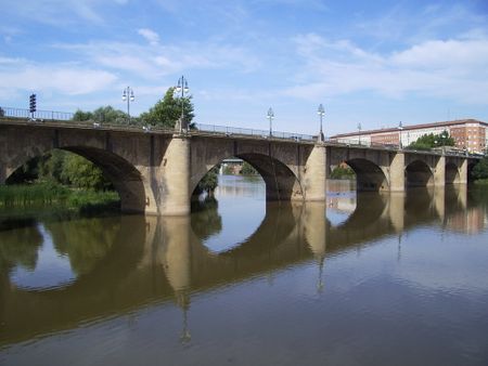 'Stone Bridge' over the Ebro River in Logrono Puente de piedra sobre e