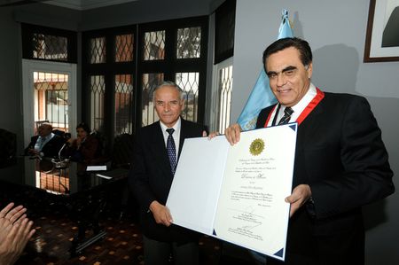 Congreso condecora a oficial Mayor del Colegio de Abogados de Lima