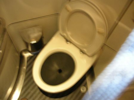 Toilet in Sonic 885