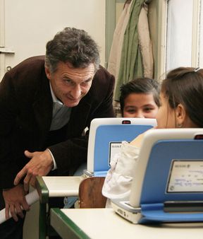 10.05.10 Macri dialoga con alumnos de primer grado que acaban de recib