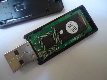 1 open 2GB pen drive 1 pen drive de 2GB aberto | Source | Author Paulo