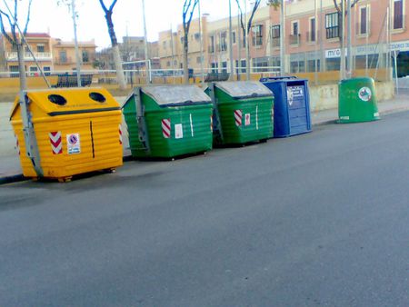 1 Contenedores selectivos de basuras en Dos Hermanas (Sevilla) | Sourc