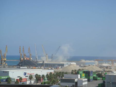 Nubes de clinker cement dust as it is unloaded in Alicante Port | Sour