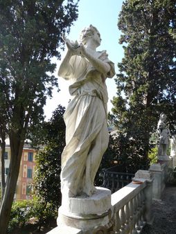 Statua di Dafne all'interno del parco di Villa Durazzo Centurione, San