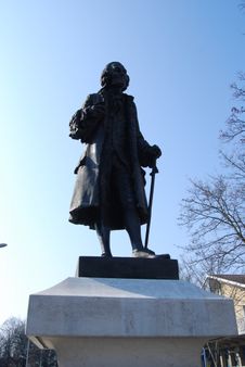 Statue de Voltaire à Ferney-Voltaire, Ain, France | Source | Date 200
