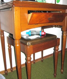 SOLD: Singer 1953 model 15-91 sewing table with bench