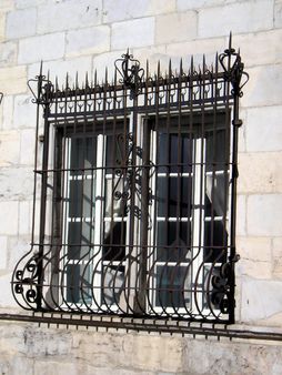 grille de fenêtre de la vieille ville de Besançon/ window's grid of 