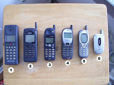 Various cellular phones from the last decade. Diversaj potelefonoj de 