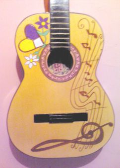 1 Guitarra acustica con pentagrama y corazon de paz y amor, adornada c