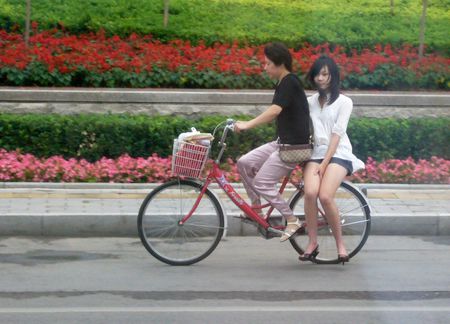 In bicicletta. Cina. Pechino.