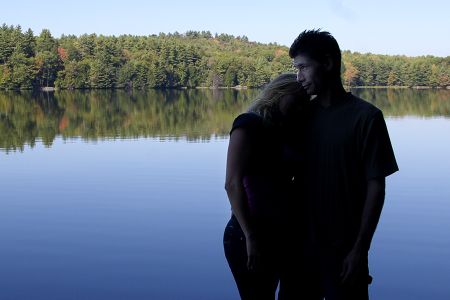 imagen de pareja en un lago