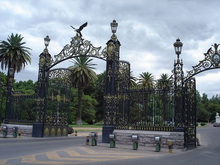 Portones del Parque General San Martín, acceso principal. 