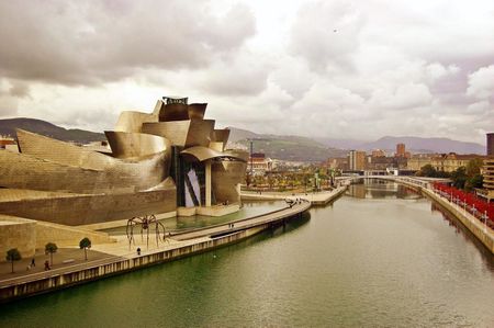 Exterior Museo Guggenheim en Bilbao, España. | Source http://www. fl