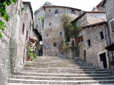 1 Vista del centro storico di Sermoneta | Source | Author Pensierolate