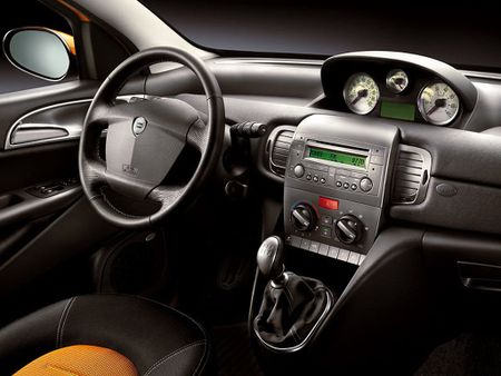 interni della Lancia Ypsilon Momo Design