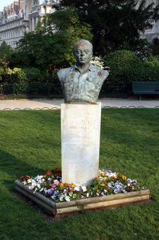 Madeleine Tezenaus du Montcel (française, née à Versailles): Monume