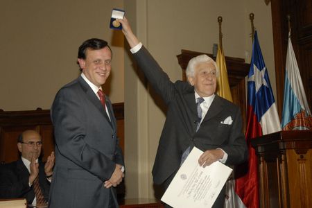 Juan de Dios Vial Larraín recibe grado académico Doctor Scientiae et