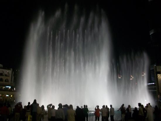 Dubai Fountain Show - Awesome Photos (15)