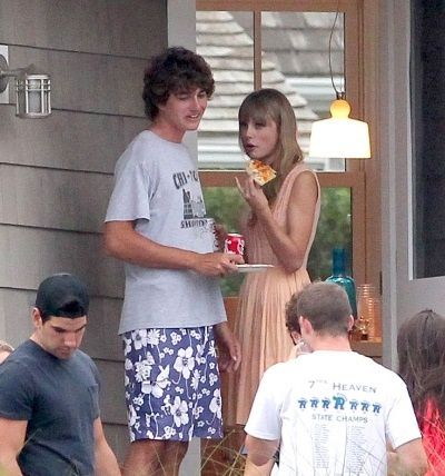 Taylor-Swift-and-boyfriend-Conor-Kennedy-eating-pizza.jpg