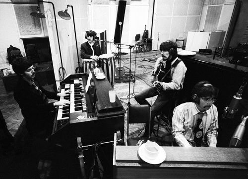 The-Beatles---B-W---Sgt-Pepper---Abbey-Road-67---C-Apple-C.jpeg