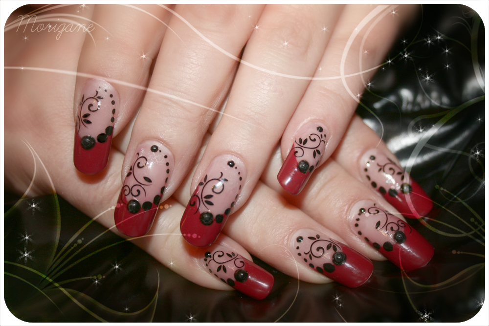 Pour la décoration jai utilisé de la peinture acrylique noire et les Water decal C092 de Chez Delaney.. Deux strass noir par ongle, un petit et un gros.