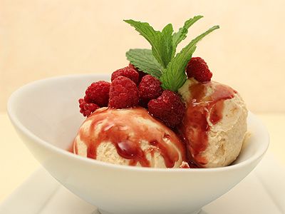 Glace aux Amandes Grillées et Coulis de Fruits Rouges Glace aux Amandes Grillées et Coulis de Fruits Rouges