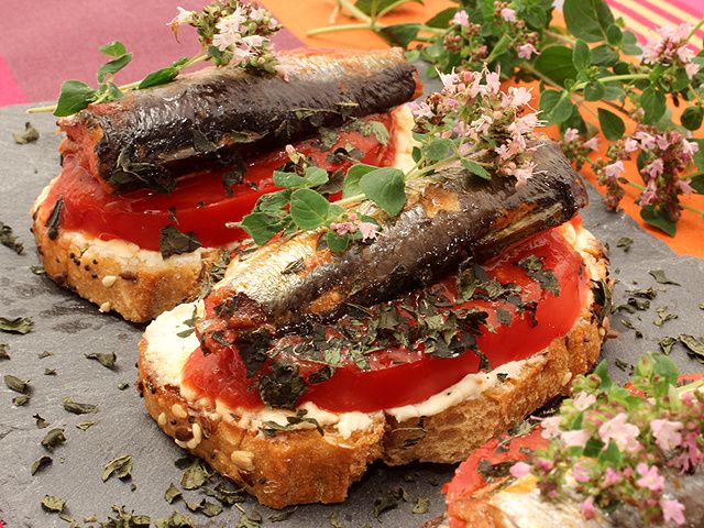 Sardines en Tartines au Fromage Frais à l'Ail Tomate et Or