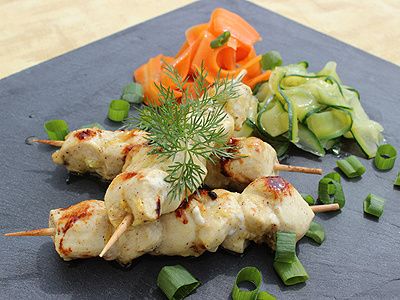 Mini-Brochettes de Poulet Marinées au Gingembre Ail et Citron et Tagliatelles aux Deux Légumes Mini-Brochettes de Poulet Marinées au Gingembre Ail et Citron et Tagliatelles aux Deux Légumes