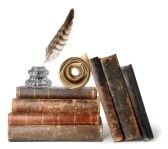 vieux-livres-ecritoire-et-defilement-isole-sur-fond-blanc.jpg