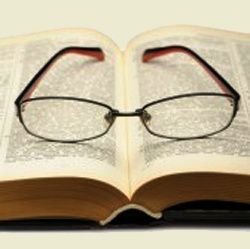 11000674-lunettes-de-vue-sur-le-vieux-livre-epais--copie-1.jpg