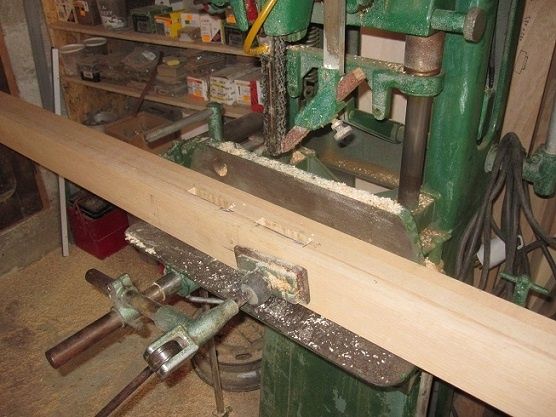 Mortaisage Poteau Escalier Fabbriqué sur Mesure Par Menuisierie Le Bois Des Huiles, 73 La Rochette Mortaises-Poteau-Escalier-Fabrication-Traditionnelle-Menuis.JPG