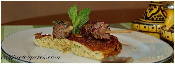 Omelette aux courgettes et brochettes de kefta