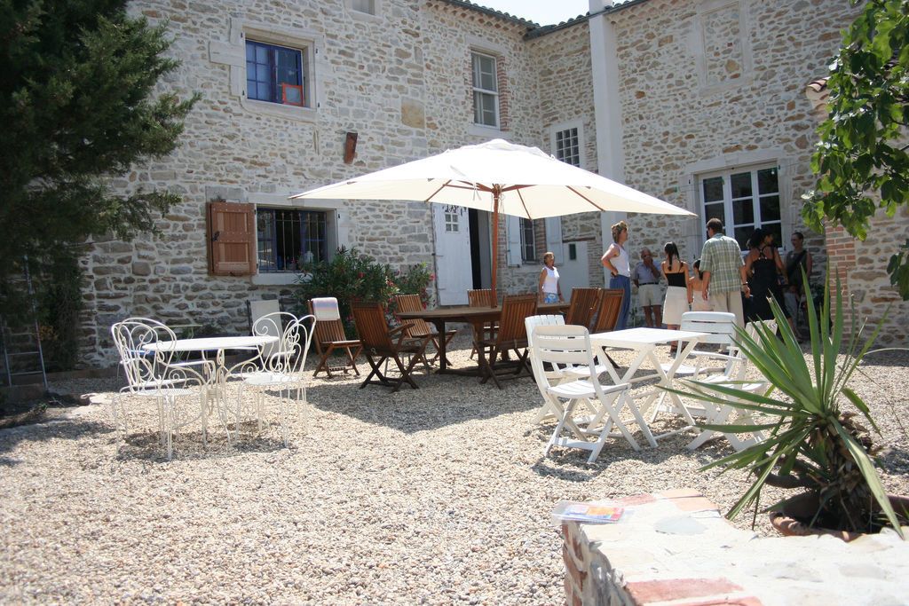 Terrasse mit Kieselsteinen mediteraner Stil und gro em Son