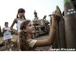enfants sionistes signent des obus
