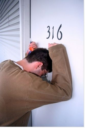 Image homme à la porte