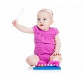 17862103-bebe-fille-souriante-jouant-avec-le-jouet-musical.jpg