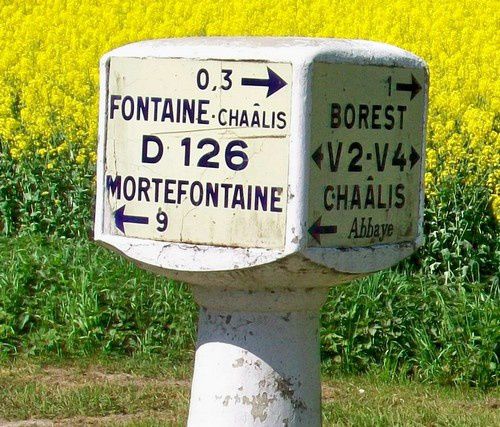Fontaine-Chaalis (60), cube Michelin au carrefour de la D 1