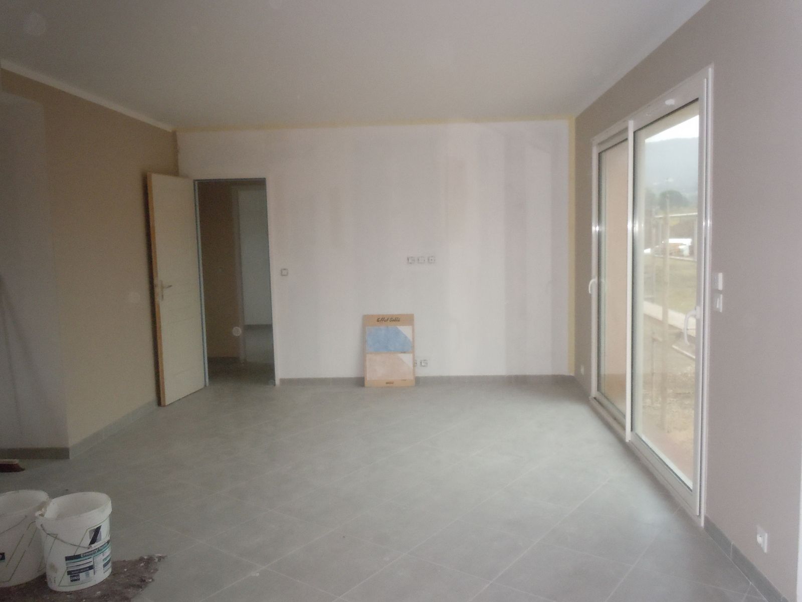 Peinture salon blanc et taupe: couleur peinture salon idees deco ...