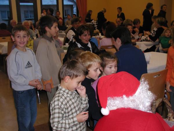 les enfants ont accueilli le Père Noël qui était en avance 