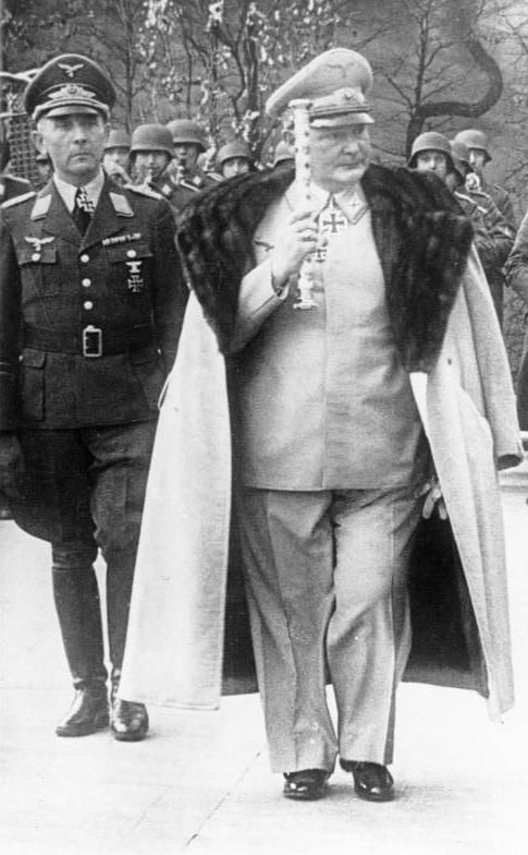 Bundesarchiv_Bild_146-1979-089-22-_Hermann_Goring_und_Paul.jpg