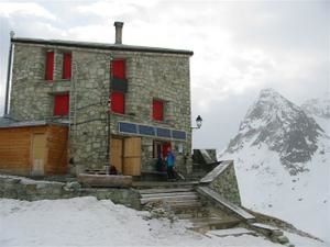 cabane-des-dix-2-Pigne-d-Arolla-Mont-Blabc-de-Cheillon-photo-guillaume-ledoux-apoutsiak.JPG