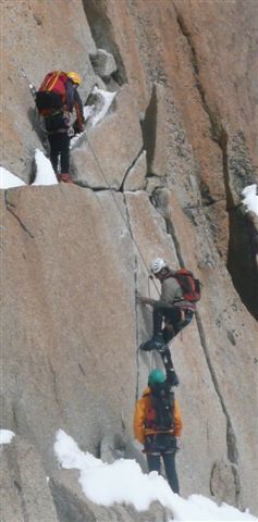 Crux de la voie la dalle en IV+ Arête des Cosmiques - photo Guillaume Ledoux Apoutsiak