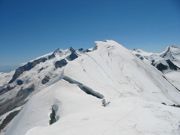 http://idata.over-blog.com/0/08/49/95/alpinisme/39-la-magnifique-ar-te-entre-l-llaume-Ledoux-Apoutsiak-381c.jpg