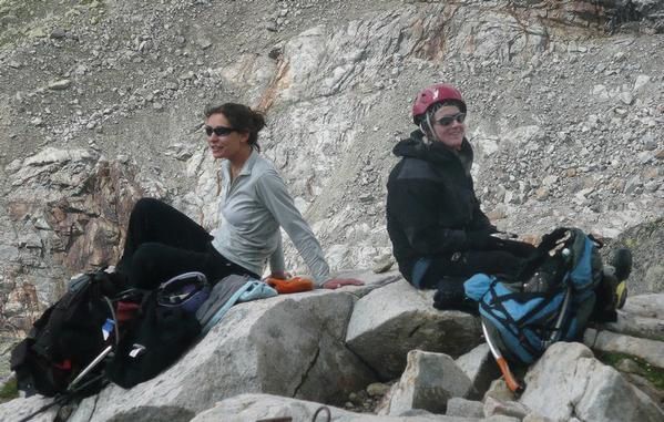 Claire et Anne au bivouac Fiorio Claire et Anne au bivouac Fiorio photo Guillaume Ledoux Apoutsiak