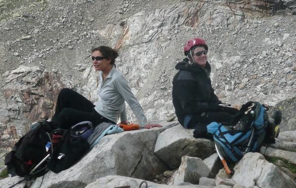 Claire et Anne au bivouac Fiorio photo Guillaume Ledoux Apoutsiak