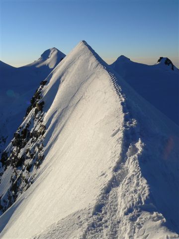 travers--e-du-Lyskamm-l-antecime-du-sommet-est-photo-Guillaume-Ledoux-Apoutsiak.JPG